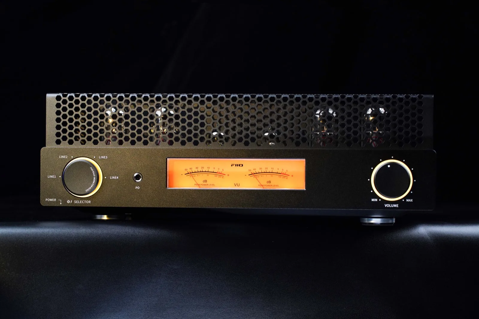 FiiO EA13 ampli đèn chân không màu đen, mặt trước với đồng hồ VU kim cơ học và núm vặn