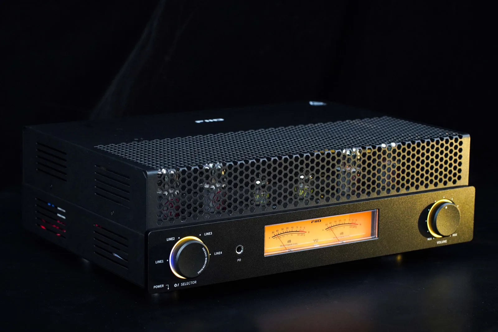 FiiO EA13 góc nhìn ba phần tư màu đen, lưới tổ ong và đèn VU