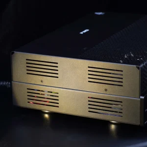 FiiO EA13 màu đen nhìn từ phía sau bên, thấy khe tản nhiệt và cổng kết nối
