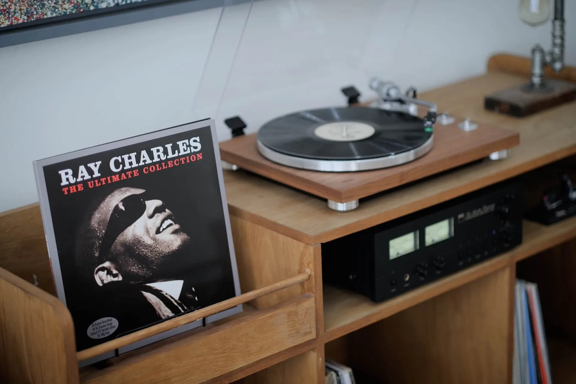 TEAC TN-400BT-X veneer óc chó trên tủ, NAD C 3030 đồng hồ VU phát sáng và bìa Ray Charles