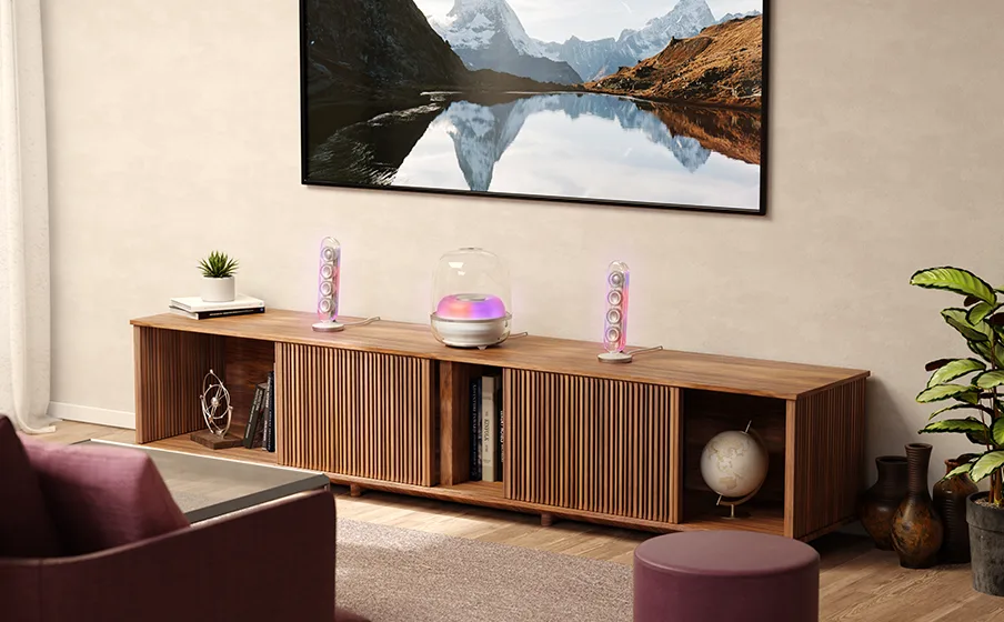 Harman Kardon SoundSticks 5 trên bàn: loa vệ tinh và subwoofer, ánh sáng màu