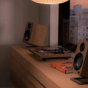 Kanto OBI3 G2 Walnut trên kệ gỗ, nắp mica mở