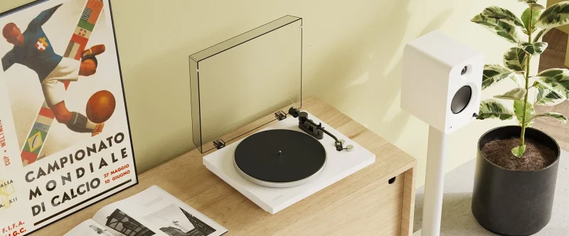 Mâm đĩa than Kanto Obi3 Gen 2 màu trắng và loa bookshelf trắng trong phòng sáng
