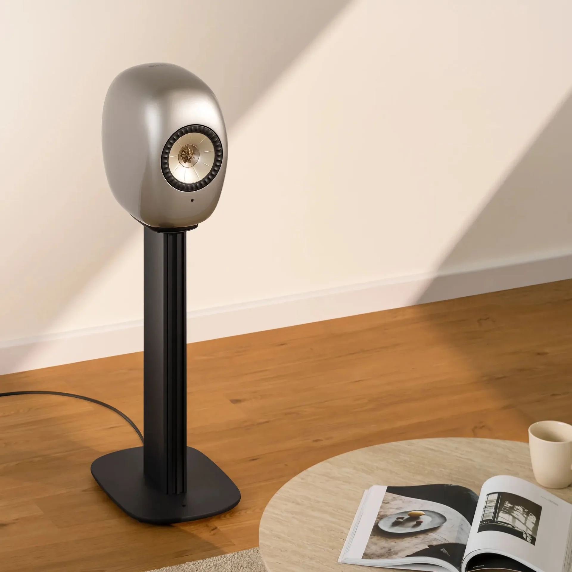 Cặp KEF LS LUXE trên S-LUXE Floor Stand góc trái