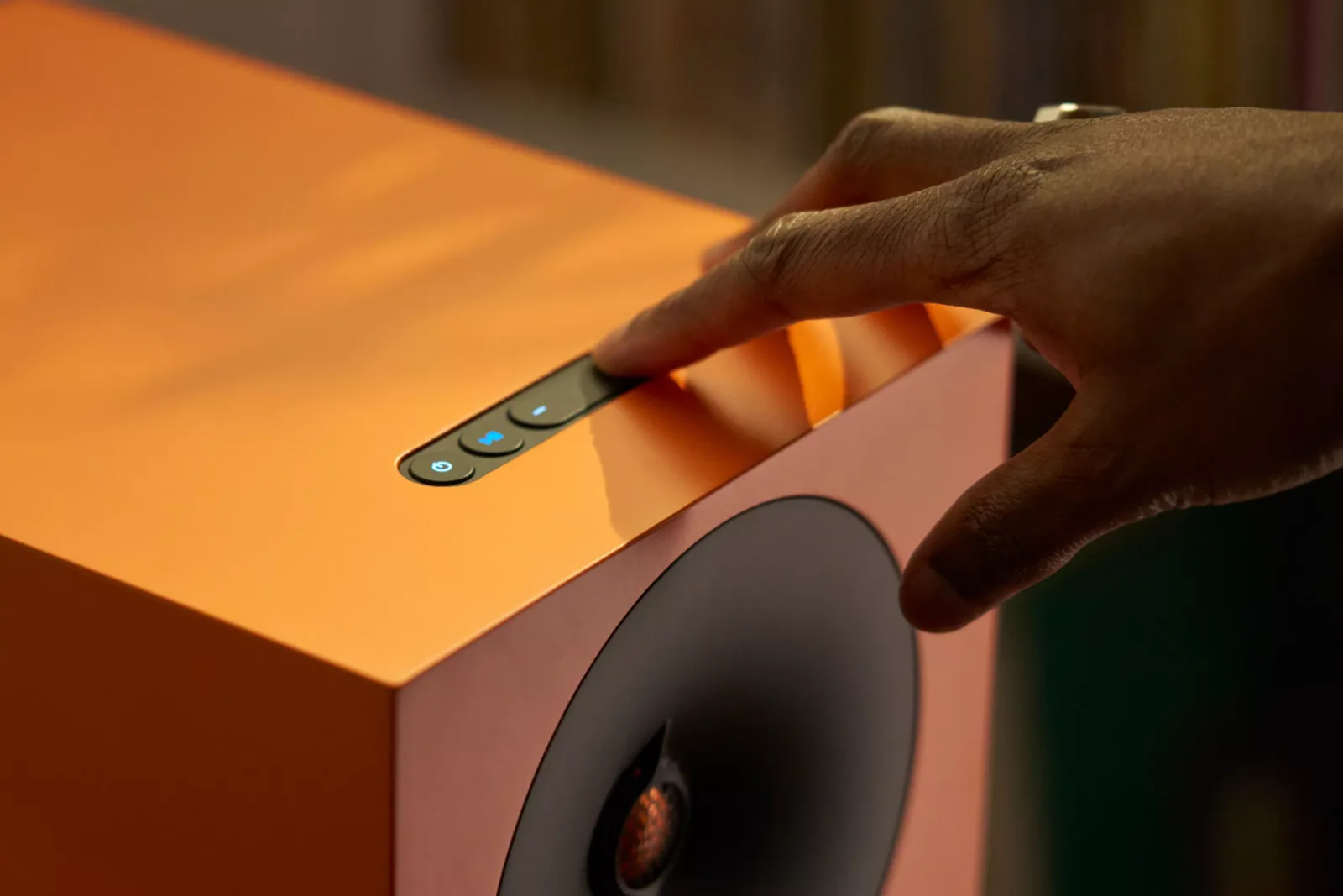Tay nhấn nút điều khiển trên đỉnh Cambridge Audio L/R X màu Orange
