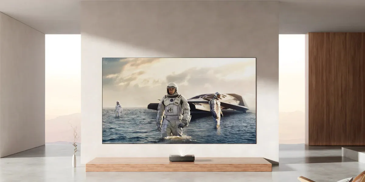 Máy chiếu siêu gần UST chiếu Interstellar trong phòng khách có ánh sáng