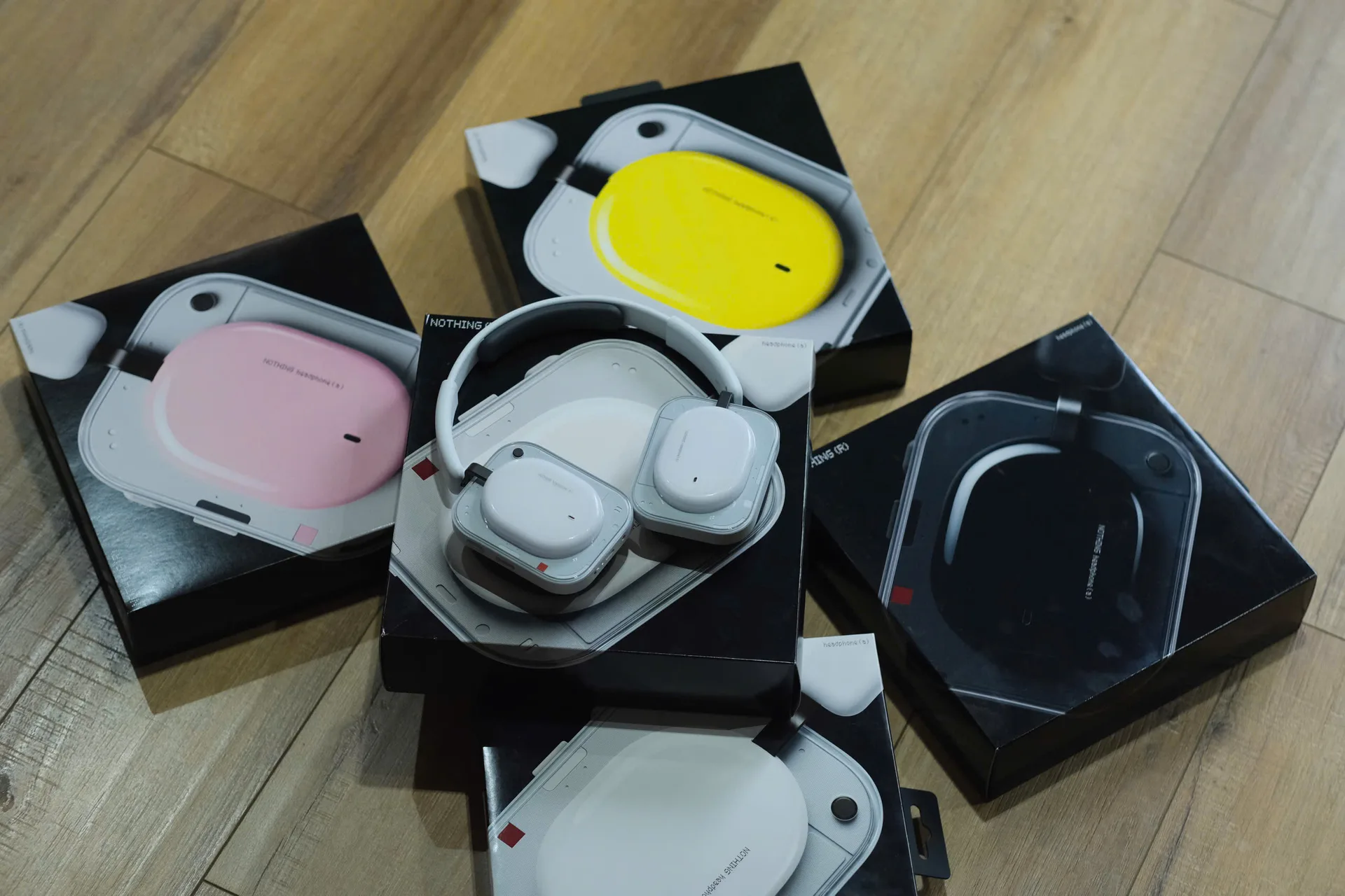 Nothing Headphone (a) trắng cùng hộp bốn màu đen trắng hồng vàng tại District M