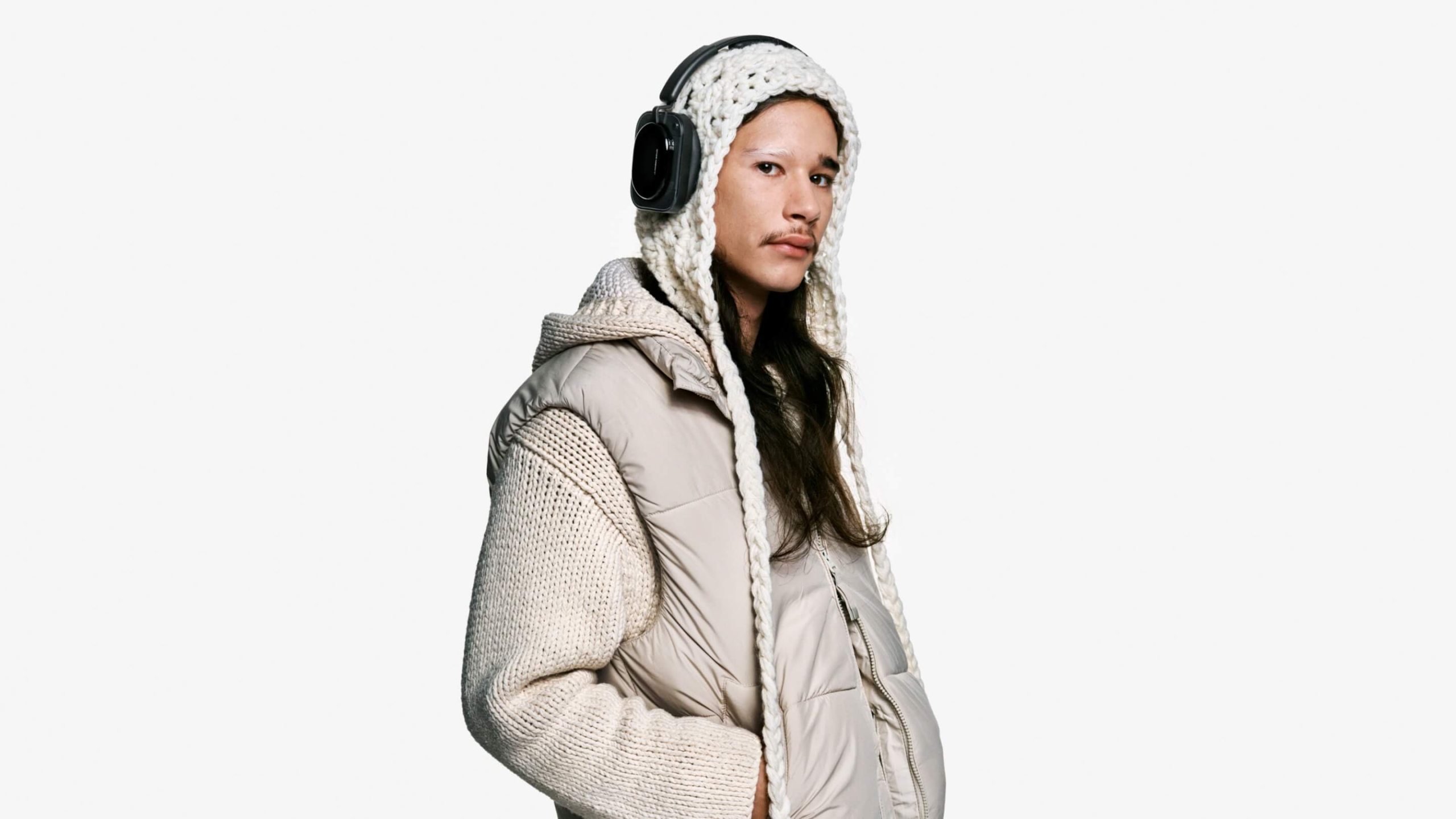 Người đeo Nothing Headphone (a) màu đen trên hoodie knit trắng