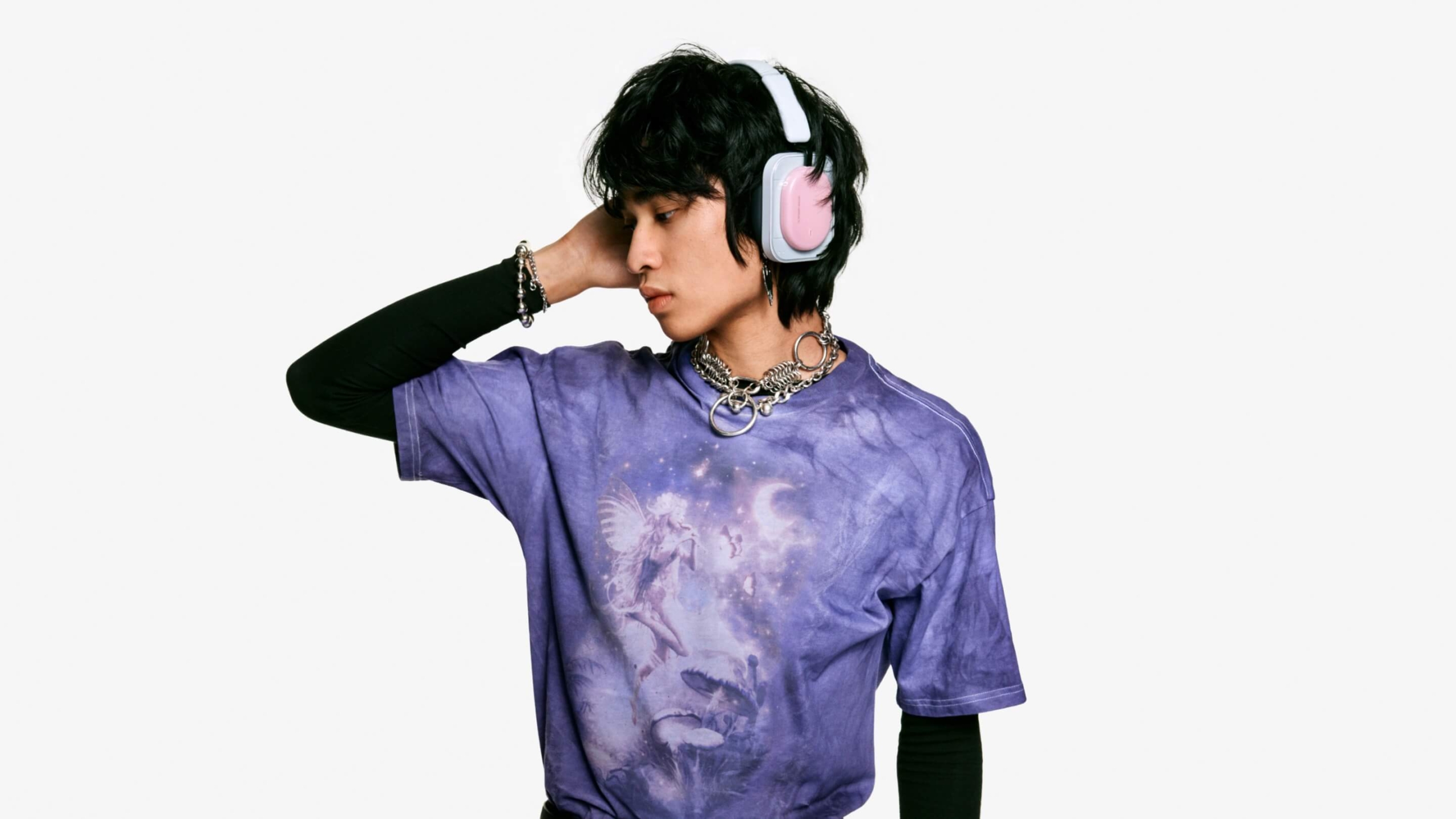 Người đeo Nothing Headphone (a) màu hồng lifestyle