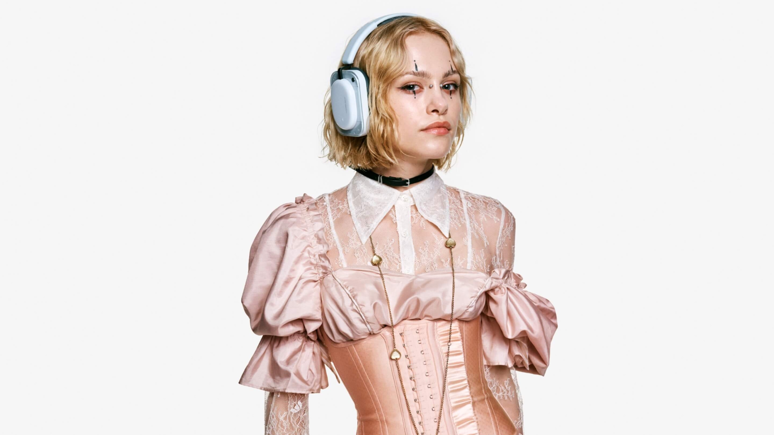 Người đeo Nothing Headphone (a) màu trắng lifestyle studio