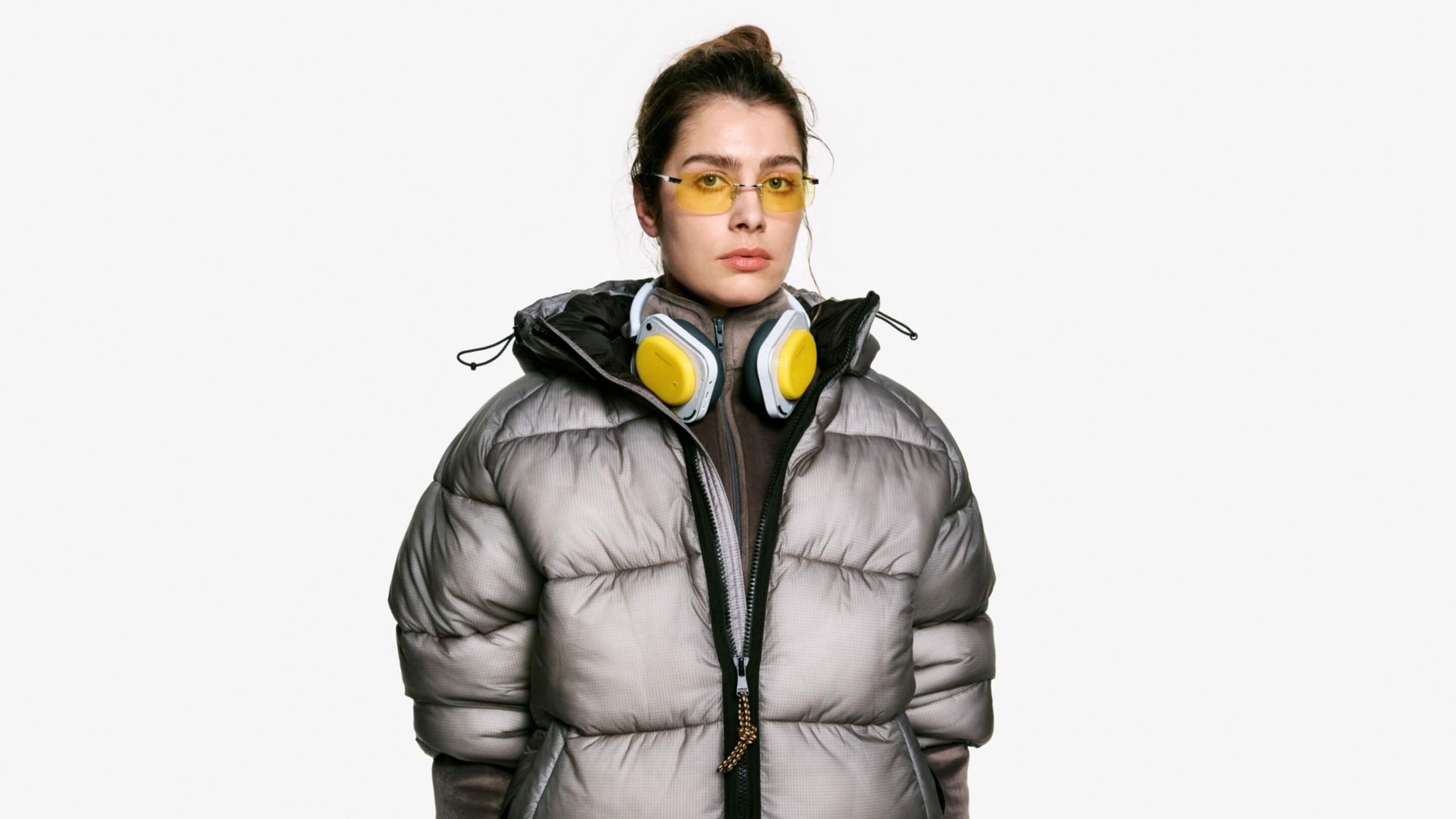 Nothing Headphone (a) màu vàng đeo quanh cổ lifestyle