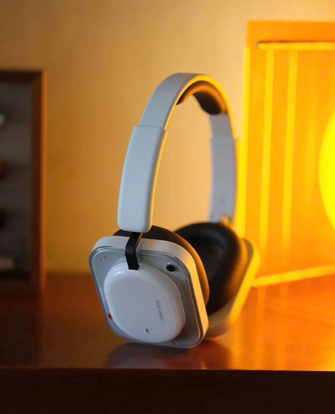 Nothing Headphone (a) màu trắng góc 3/4, earcup trong suốt và đệm đen