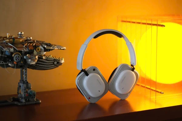 Nothing Headphone (a) màu trắng trên kệ gỗ tại District M, ánh sáng vàng ấm
