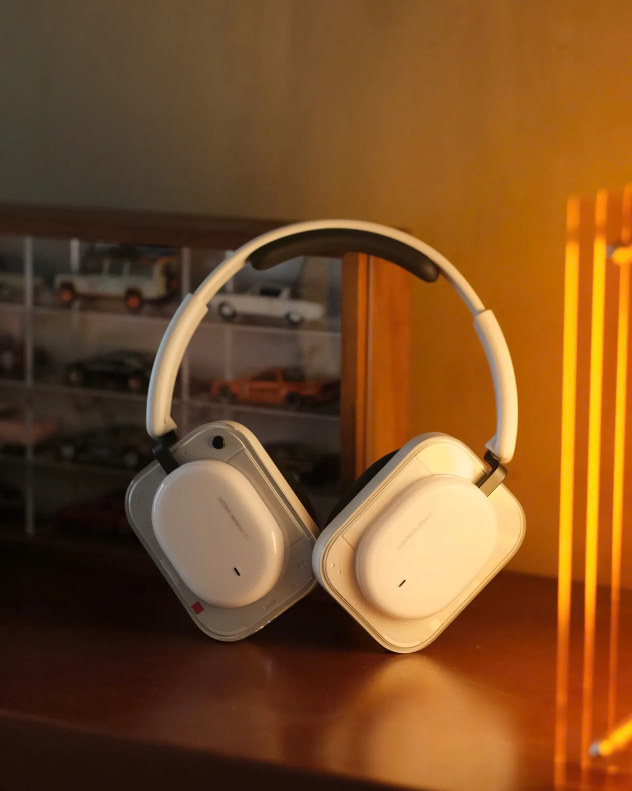 Nothing Headphone (a) màu trắng mặt trước trong suốt, đứng trên kệ District M