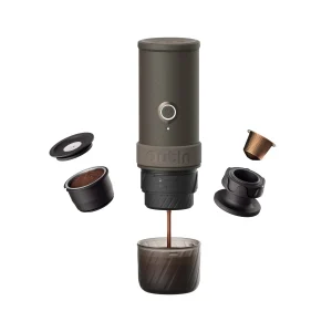 Máy pha espresso OutIn Mino Portable màu Tundra Brown đang pha cafe