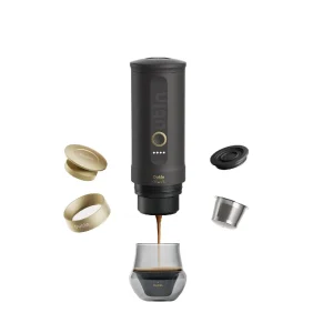 Đổ latte art sau shot espresso từ OutIn Nano