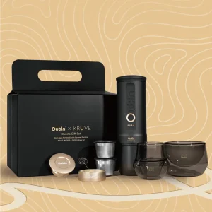 Flatlay OutIn Nano Space Grey cùng ly PROPEL và IMAGINE KRUVE trên bàn gỗ