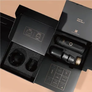 OutIn Nano Space Grey góc nghiêng cùng ly espresso và latte KRUVE