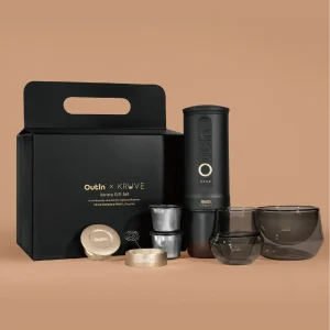 Bộ quà OutIn x KRUVE Barista Gift Set máy Nano Space Grey và ly thủy tinh trên nền tối