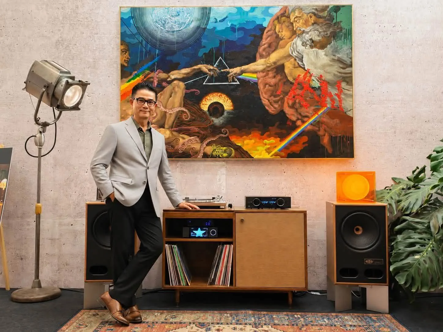 Kiến trúc sư họa sĩ Vũ Đức Chiến bên dàn HiFi-Retro District M