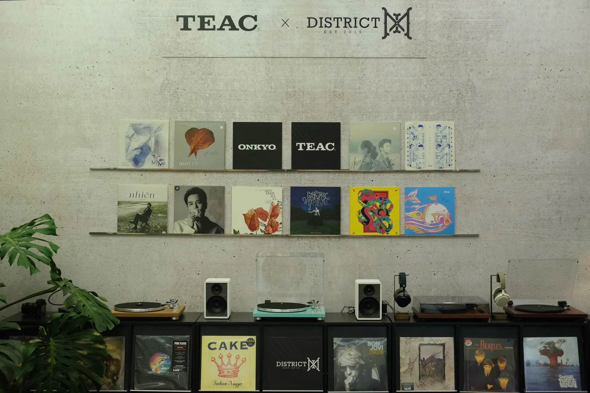 Tường TEAC x District M với mâm than và kệ đĩa vinyl