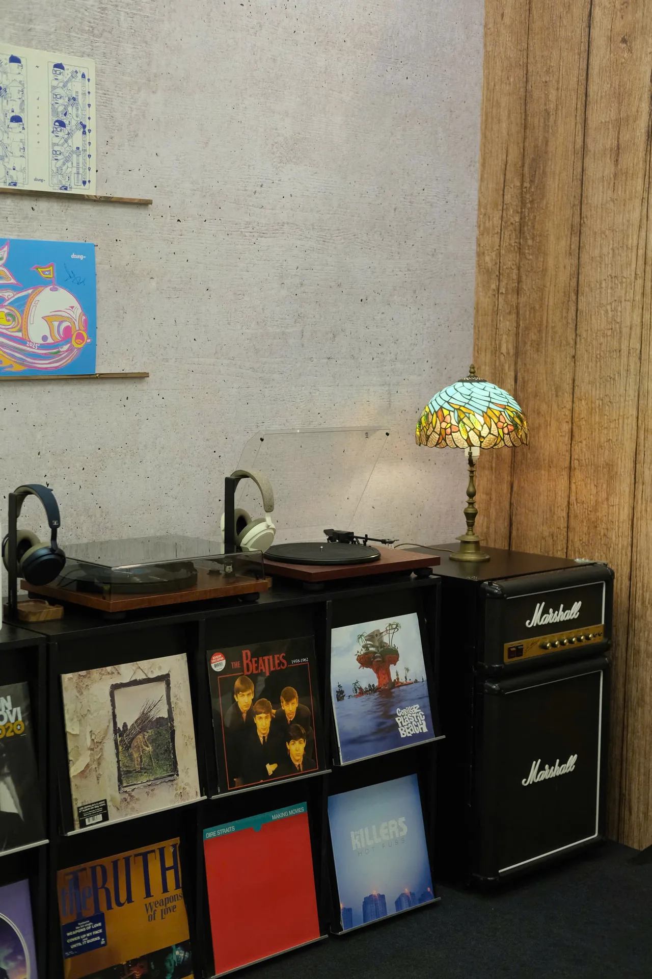Kệ vinyl và mâm than TEAC nhìn dọc booth District M