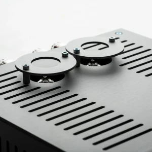 Pro-Ject Amp Box RS2 cận cảnh panel và cọc loa