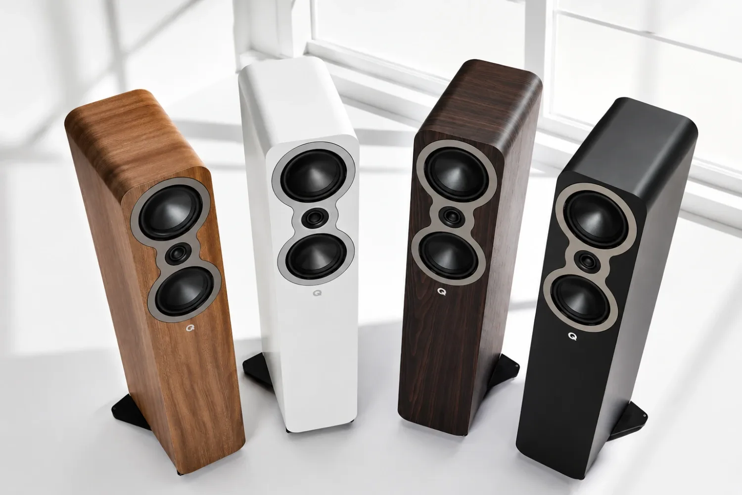 Q Acoustics 3040c loa đứng slim màu tối trong phòng nghe hiện đại