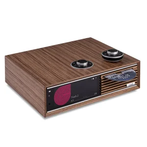 Ruark R710 Fused Walnut góc 3/4 với CD và remote RotoDial