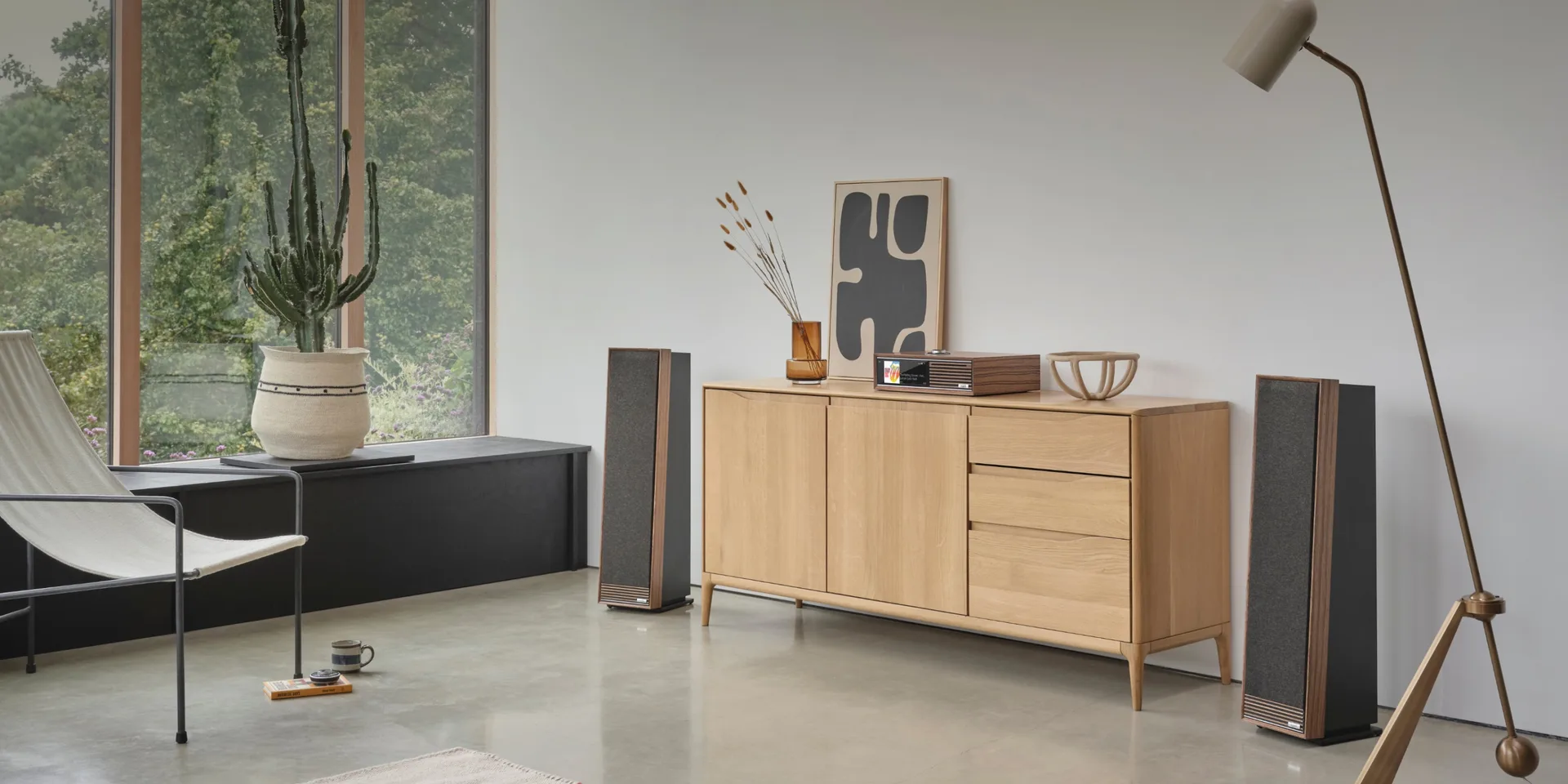Ruark R710 và cặp Talisman-R trong phòng khách cửa sổ lớn