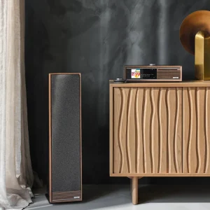 Ruark R710 và Talisman-R Walnut tường charcoal, remote trên sideboard