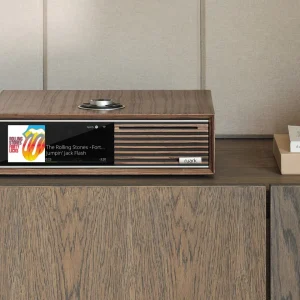 Ruark R710 Fused Walnut trên sideboard tối, Spotify Rolling Stones, remote RotoDial