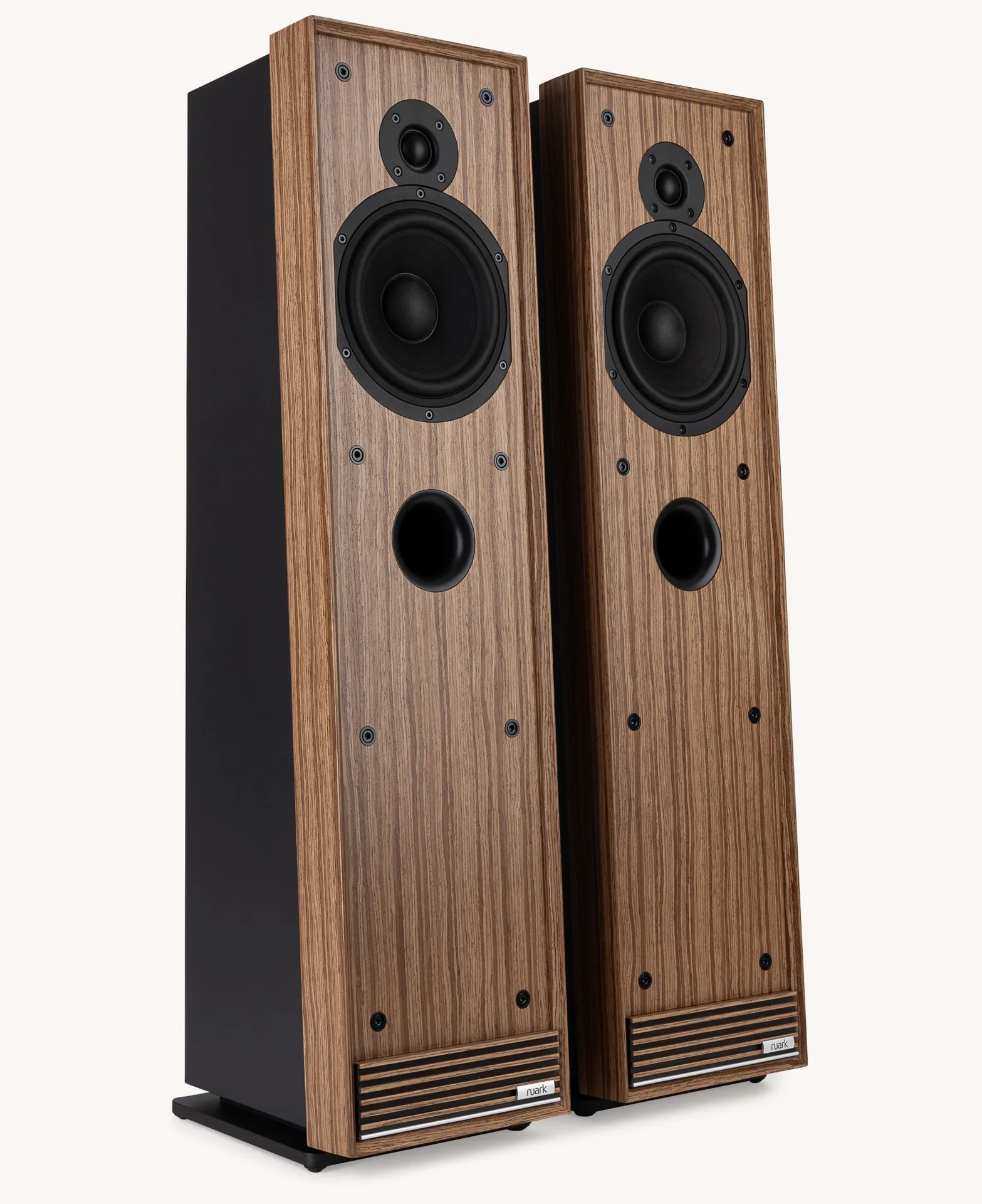 Ruark Talisman-R Fused Walnut góc 3/4, baffle decoupled, tweeter 27mm và woofer 6.5 inch