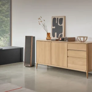 Talisman-R Fused Walnut và Ruark R610 trên sideboard gỗ, cửa sổ lớn