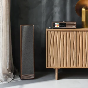Talisman-R Walnut và R610 trên tủ gỗ sóng, tường charcoal
