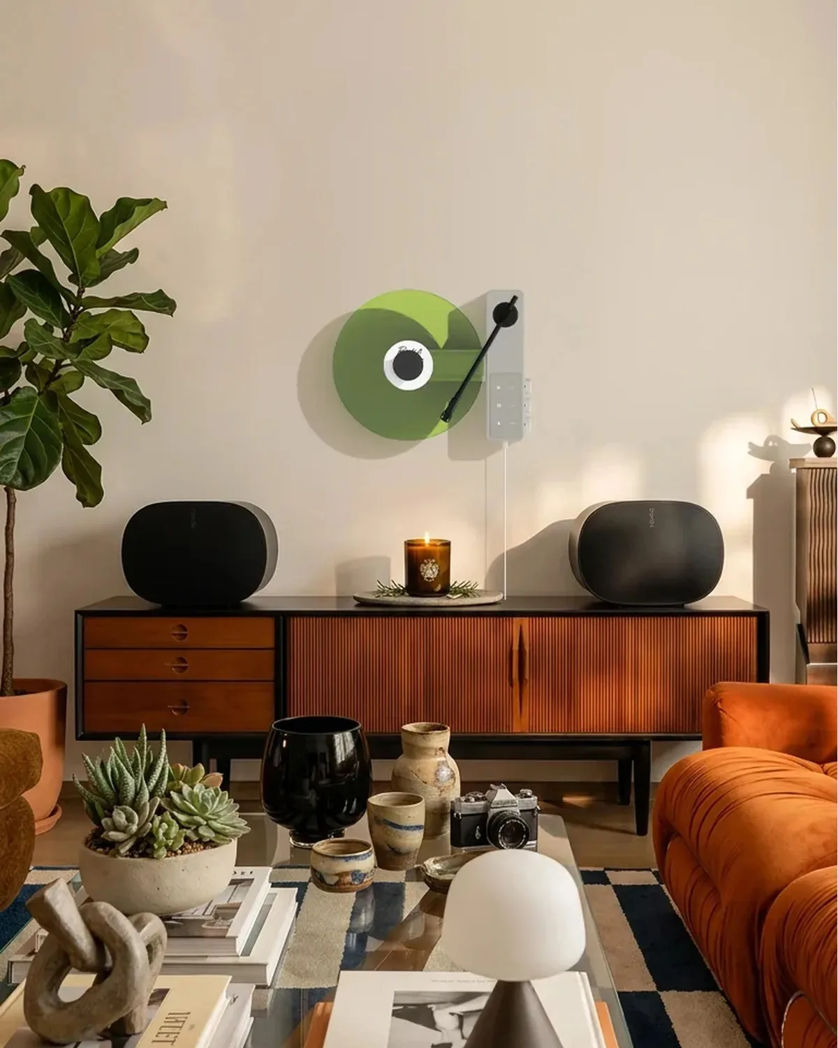 Ruka Studio TD-1 treo tường phát đĩa vinyl xanh lá trên tủ gỗ mid-century