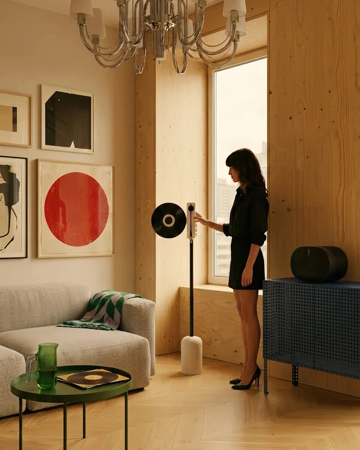 Người phụ nữ vận hành mâm đĩa than dọc Ruka TD-1 trên chân đế sàn trong phòng ốp gỗ