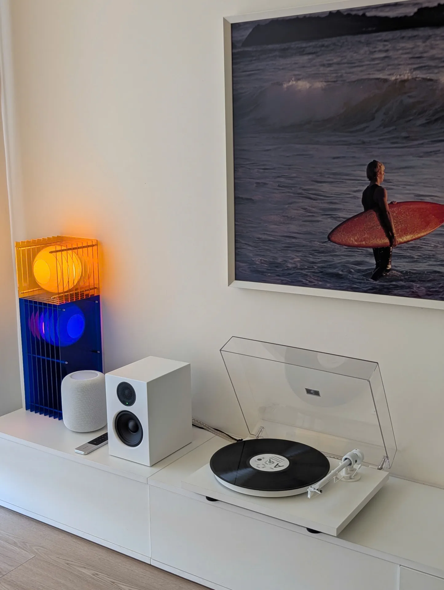 Chi tiết Pro-Ject T1 All White và loa Audio Pro A28W White tông trắng đồng bộ