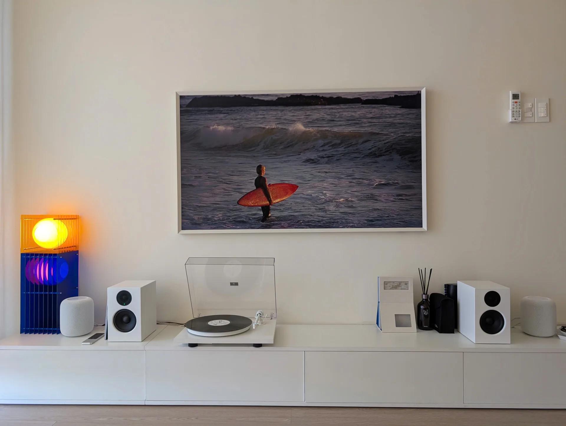 Mâm Pro-Ject T1 All White cạnh sleeve đĩa than Giữa Một Vạn Người trên console trắng