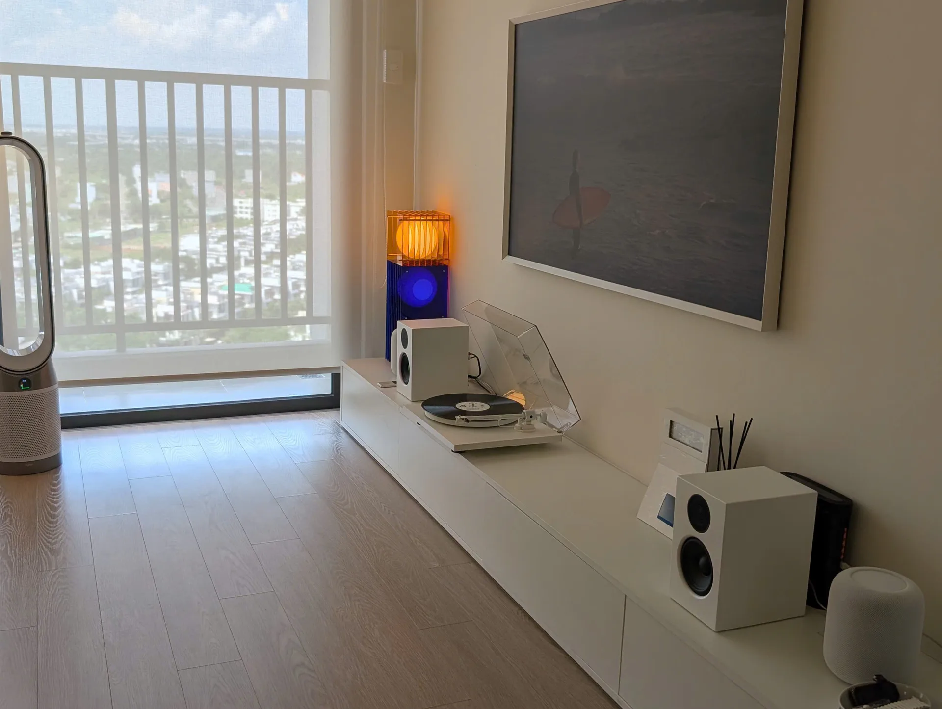 Góc nghe full set trắng Quận 2: Pro-Ject T1 All White và Audio Pro A28W trên tủ console trắng