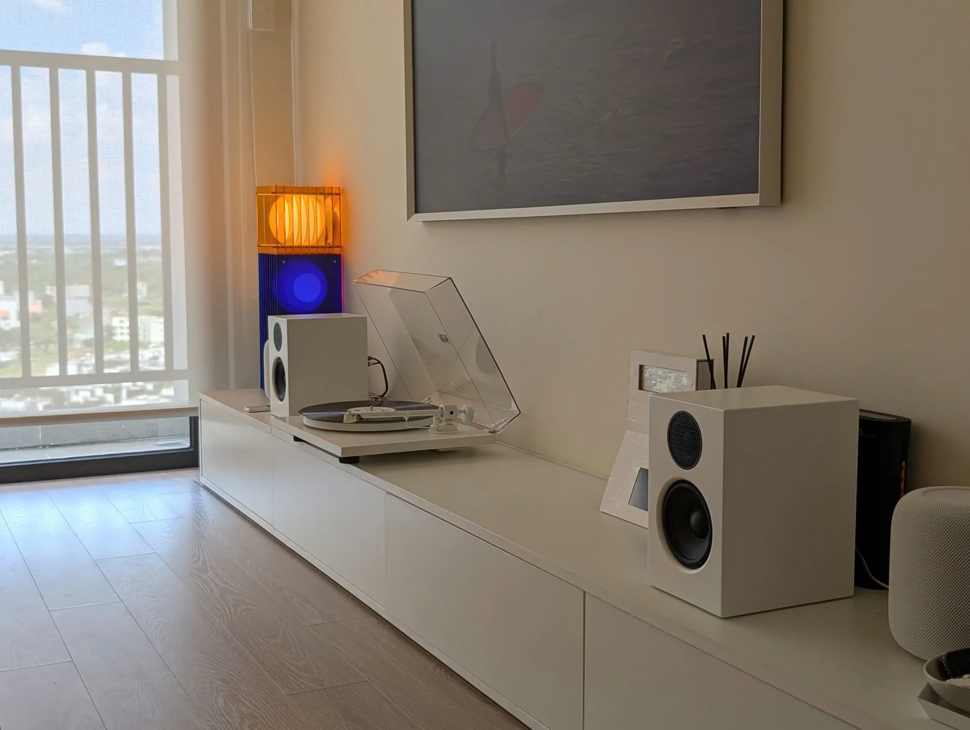 Pro-Ject T1 All White giữa đôi Audio Pro A28W White trên tủ trắng căn hộ Quận 2