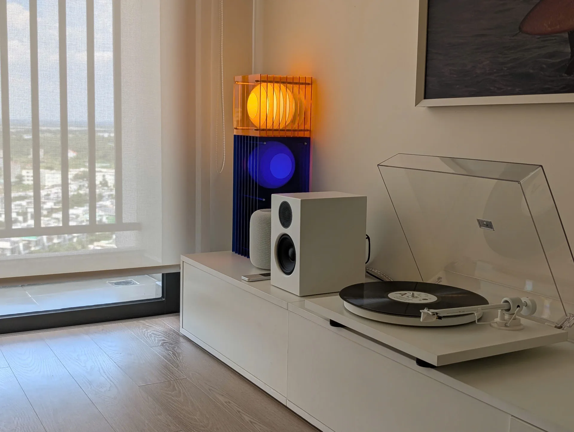 Pro-Ject T1 All White và Audio Pro A28W White cạnh cửa sổ căn hộ sáng Quận 2