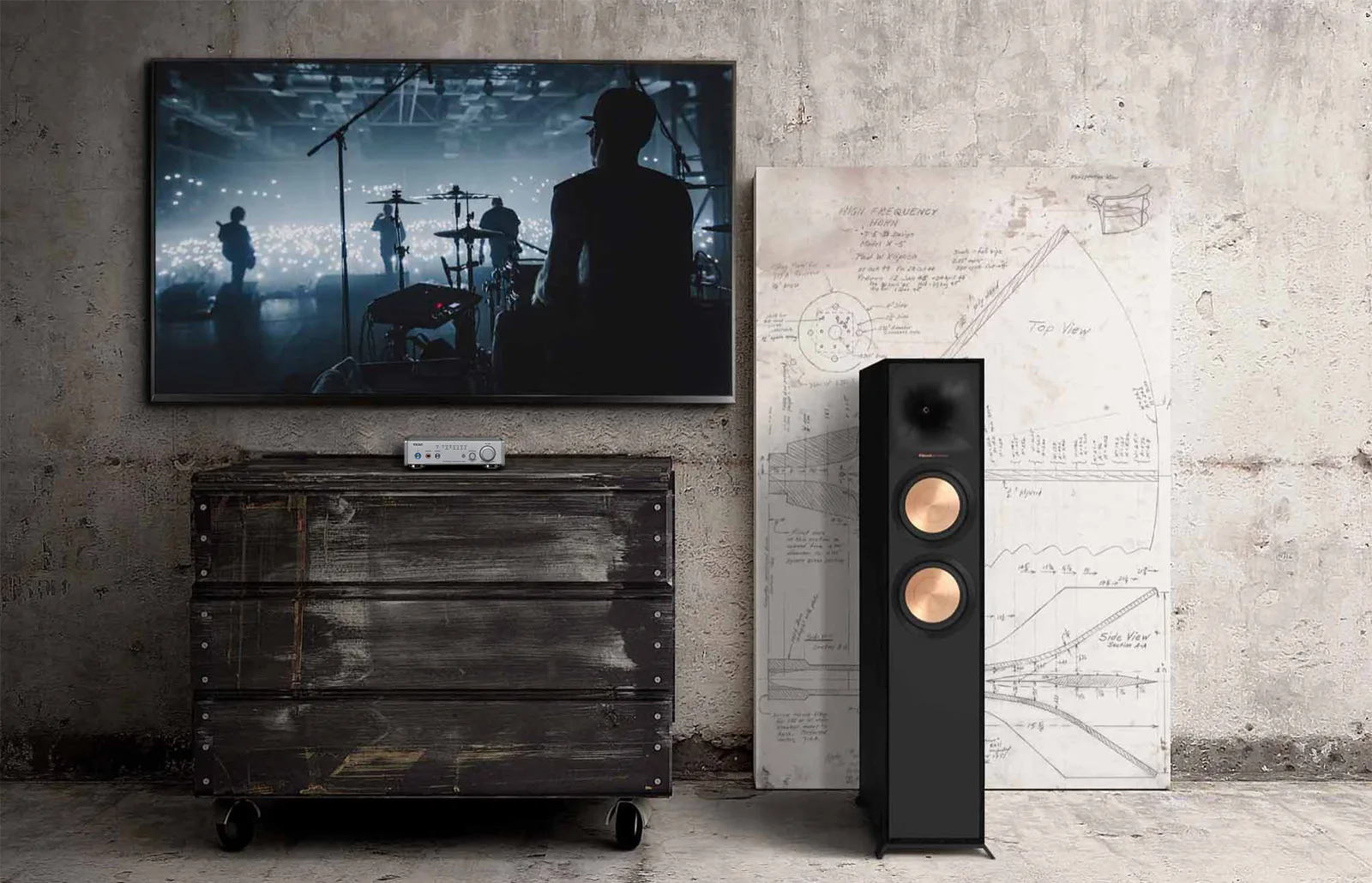 TEAC AI-303 bạc dưới TV concert, ghép loa cột Klipsch trong phòng nghe loft