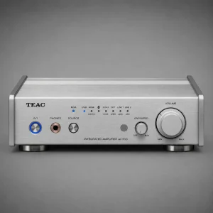 TEAC AI-303 bạc dưới TV với loa cột Klipsch trong phòng nghe loft
