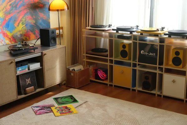 Phòng nghe District M tại AV Show 2026: kệ Pro-Ject, mâm than màu, đĩa vinyl trên thảm