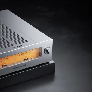 FiiO WARMER R2R Silver góc studio nền tối District M