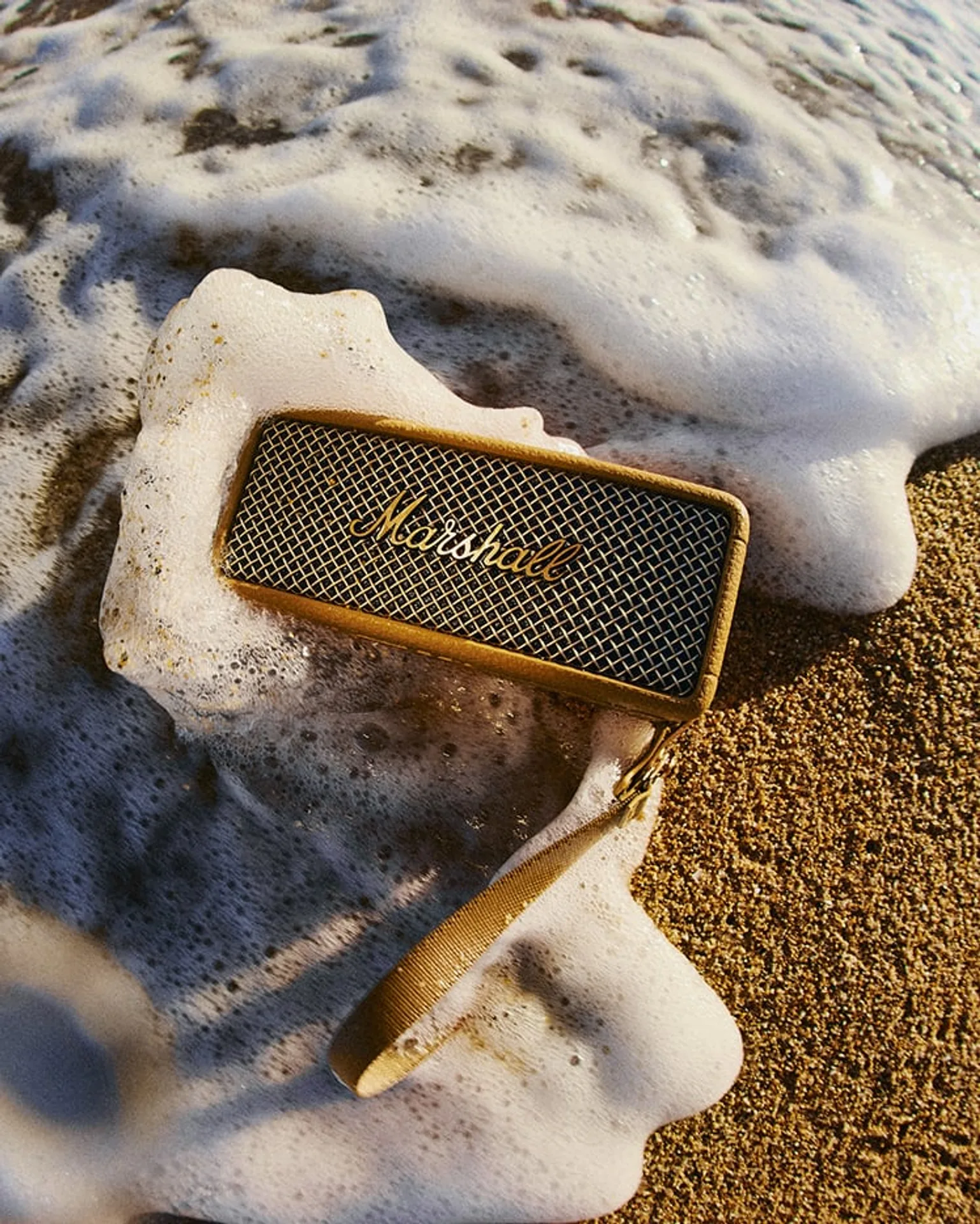 Marshall Emberton III Brown trên cát ướt, nhấn mạnh chuẩn IP67
