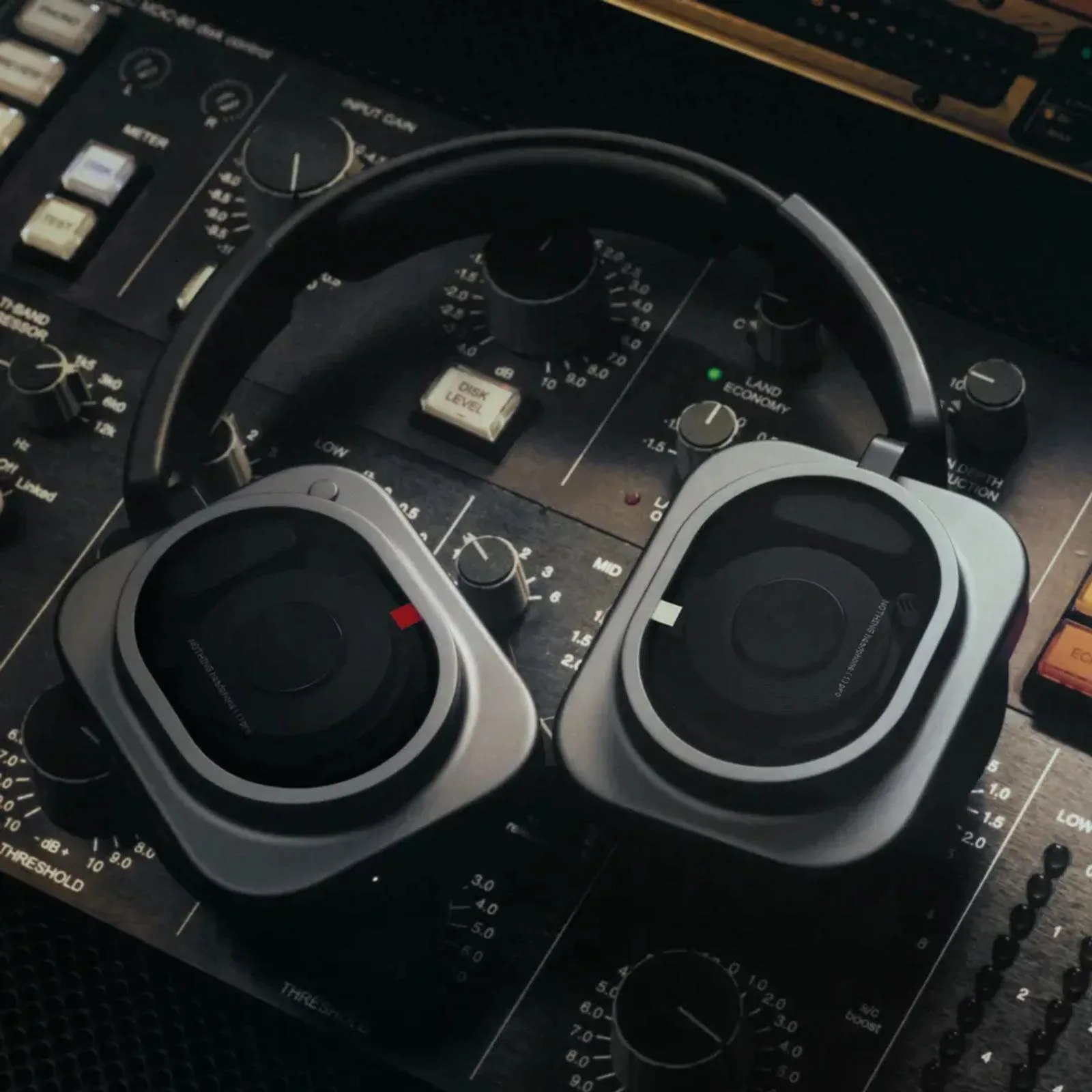 Thiết kế trong suốt Nothing Headphone (1) Pro District M