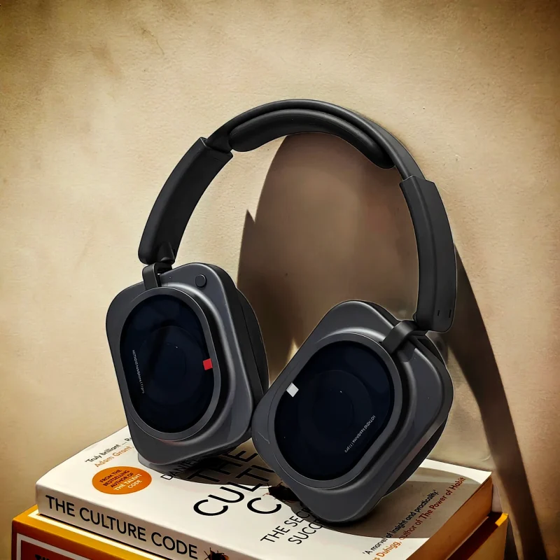 Nothing Headphone (1) Pro đen đặt trên sách lifestyle
