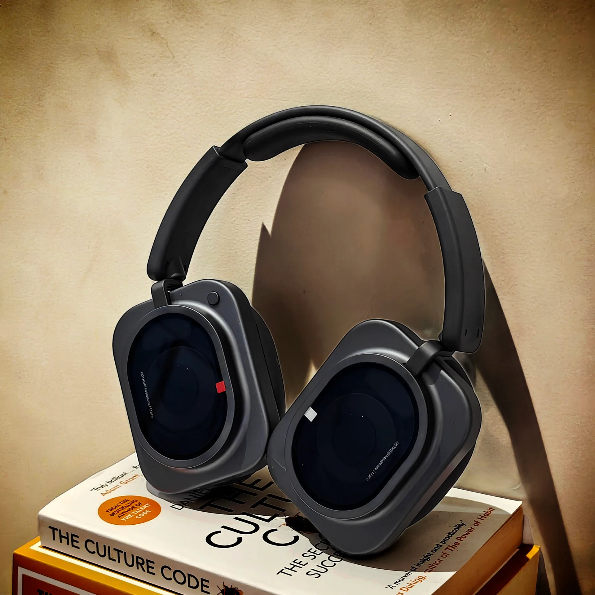 Nothing Headphone (1) Pro đen đặt trên sách lifestyle
